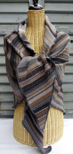 Invero Dreiecktuch Tiziana beige um die Schultern gelegt und geknotet auf Kleiderpuppe